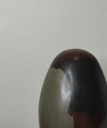 Shiva Lingam ( présenté sur la photo ) Taille 190mm x 110mm Poids 2685 g Les motifs et couleurs peuvent varier d'une pierre à une autre Les minéraux vendus sont tous uniques. Nous contacter pour recevoir des photos et descriptifs détaillés des pierres , géodes, nodules ou autres minéraux en stock de la même famille que le minéral présenté ici.  Les Photos présentés sont la propriété exclusive de Chris-Thérapies.