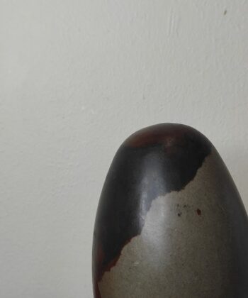 Shiva Lingam ( présenté sur la photo ) Taille 190mm x 110mm Poids 2685 g Les motifs et couleurs peuvent varier d'une pierre à une autre Les minéraux vendus sont tous uniques. Nous contacter pour recevoir des photos et descriptifs détaillés des pierres , géodes, nodules ou autres minéraux en stock de la même famille que le minéral présenté ici.  Les Photos présentés sont la propriété exclusive de Chris-Thérapies.