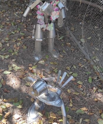 Sculpture Métallique Valentino "La petite fille promène sa poule" : Embellissez votre jardin ou votre intérieur avec "La petite fille promène sa poule" de Franck Valentino, une œuvre artistique qui évoque une interprétation libre d'une enfant promenant une poule au bout d'une laisse.. Vision bucolique d'un animal de ferme apprivoisé tel un chien en laisse , l'homme ( humain) dans sa volonté de dompter, diriger ou dominer dès son plus jeune âge, les autres espèce de la Terre. Il s'agit là de l'œuvre de Franck Valentino, un sculpteur connu à Annonay, pour laisser libre cours à son imagination et réaliser des œuvres inspirées ou toutes droites sorties de son imagination. Cet artiste "Touche à tout" a réalisé de nombreuses œuvres. Cette fois encore, il signe une œuvre surprenante contemporaine. Cette sculpture affronte l'extérieur et le climat depuis sa réalisation, parfois près des arbres du jardin, parfois à proximité d'un poulailler, en attirant l'attention des visiteurs qui ont la chance de pouvoir admirer ses Œuvres rocambolesques et Originales exposées chez lui ou dans son jardin.