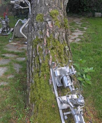 Sculpture Métallique Valentino scooter des neiges : Embellissez votre jardin ou votre intérieur avec le scooter des neiges de Franck Valentino, une œuvre artistique qui évoque une interprétation libre d'un scooter des neiges ou lugeur  des neiges industrielles.. Vision extraordinaire futuriste affrontant la nature plus forte que l'homme et "le Métal Perk". Il s'agit de l'œuvre n* 137 de Franck Valentino, un sculpteur connu à Annonay, pour laisser libre cours à son imagination et réaliser des œuvres inspirées ou toutes droites sorties de son imagination. Cet artiste "Touche à tout" a réalisé de nombreuses œuvres. Cette fois ci il signe une œuvre surprenante contemporaine. Cette sculpture affronte l'extérieur et le climat depuis sa réalisation, tentant de gravir parfois un arbre, parfois parcourant certaines zones de son jardin en attirant l'attention des visiteurs qui ont la chance de pouvoir admirer ses Œuvres rocambolesques et Originales exposées chez lui ou dans son jardin.