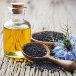 L'huile Végétale de NIGELLE Vierge ou Nigella sativa, plus connue sous le nom de cumin noir égyptien, est une plante aromatique qui produit de petites graines noires semblables au coquelicot. Outre son usage cosmétique pour les peaux sensibles, son huile végétale contient de nombreux principes actifs qui ont de réels effets thérapeutiques sur les systèmes digestif, immunitaire et respiratoire. C'est une huile végétale polyvalente qui peut même être utilisée pour assaisonner les salades. Origines et Traçabilités :  Partie de la plante : Graine Aspect : Liquide limpide / Couleur : Jaune à brun  / Odeur : caractéristique, Epicée / Goût : Epicé, Cumin Nom Latin : Nigella sativa L. Procédé d'obtention : Pression mécanique à froid (première pression). Qualité : Huile vierge, 100% pure et naturelle, première pression à froid, sans aucun traitement chimique.  Sans additif - Sans conservateur. Cosmétique BioAB*