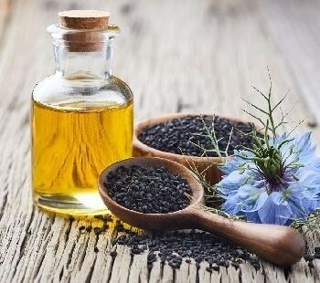 L'huile Végétale de NIGELLE Vierge ou Nigella sativa, plus connue sous le nom de cumin noir égyptien, est une plante aromatique qui produit de petites graines noires semblables au coquelicot. Outre son usage cosmétique pour les peaux sensibles, son huile végétale contient de nombreux principes actifs qui ont de réels effets thérapeutiques sur les systèmes digestif, immunitaire et respiratoire. C'est une huile végétale polyvalente qui peut même être utilisée pour assaisonner les salades. Origines et Traçabilités :  Partie de la plante : Graine Aspect : Liquide limpide / Couleur : Jaune à brun  / Odeur : caractéristique, Epicée / Goût : Epicé, Cumin Nom Latin : Nigella sativa L. Procédé d'obtention : Pression mécanique à froid (première pression). Qualité : Huile vierge, 100% pure et naturelle, première pression à froid, sans aucun traitement chimique.  Sans additif - Sans conservateur. Cosmétique BioAB*