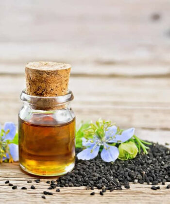 L'huile Végétale de NIGELLE Vierge ou Nigella sativa, plus connue sous le nom de cumin noir égyptien, est une plante aromatique qui produit de petites graines noires semblables au coquelicot. Outre son usage cosmétique pour les peaux sensibles, son huile végétale contient de nombreux principes actifs qui ont de réels effets thérapeutiques sur les systèmes digestif, immunitaire et respiratoire. C'est une huile végétale polyvalente qui peut même être utilisée pour assaisonner les salades. Origines et Traçabilités :  Partie de la plante : Graine Aspect : Liquide limpide / Couleur : Jaune à brun  / Odeur : caractéristique, Epicée / Goût : Epicé, Cumin Nom Latin : Nigella sativa L. Procédé d'obtention : Pression mécanique à froid (première pression). Qualité : Huile vierge, 100% pure et naturelle, première pression à froid, sans aucun traitement chimique.  Sans additif - Sans conservateur. Cosmétique BioAB*