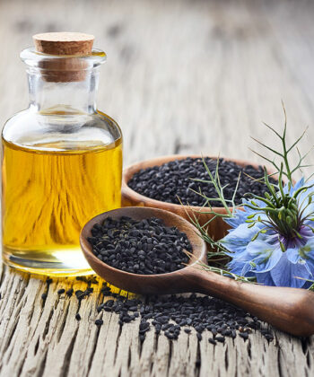 L'huile Végétale de NIGELLE Vierge ou Nigella sativa, plus connue sous le nom de cumin noir égyptien, est une plante aromatique qui produit de petites graines noires semblables au coquelicot. Outre son usage cosmétique pour les peaux sensibles, son huile végétale contient de nombreux principes actifs qui ont de réels effets thérapeutiques sur les systèmes digestif, immunitaire et respiratoire. C'est une huile végétale polyvalente qui peut même être utilisée pour assaisonner les salades. Origines et Traçabilités :  Partie de la plante : Graine Aspect : Liquide limpide / Couleur : Jaune à brun  / Odeur : caractéristique, Epicée / Goût : Epicé, Cumin Nom Latin : Nigella sativa L. Procédé d'obtention : Pression mécanique à froid (première pression). Qualité : Huile vierge, 100% pure et naturelle, première pression à froid, sans aucun traitement chimique.  Sans additif - Sans conservateur. Cosmétique BioAB*