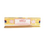 L'encens Satya ou vanilla, aussi connu sous le nom d'encens vanille, est un encens ayurvédique confectionné manuellement, apprécié pour son parfum sucré et ses propriétés bénéfiques. Ce produit est composé de fleurs séchées, d'épices, d'herbes et de bois qui créent un arôme distinctif favorisant la relaxation, l'expression de la sensualité et l'optimisme. Satya l'a spécialement créé pour nous rappeler le confort et les moments de pur bonheur de notre enfance.