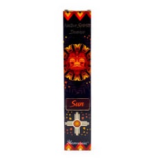 Encens Native Spirits Soleil: abondance. Parfum principal: Ylang-Ylang. article : 14166 EAN : 8720088299548 Conditionnement pour 1 boite : 12 à 15 bâtons de 20 cm environ Poids : 15 gr environ Conditionnement pour 1 carton : 12 paquets de 15 gr chacun Poids total grammes : 442 Certification iso 9001 - iso 14001 - iso 45001 Origines et traçabilités : Inde Heures de combustion : ±45-60 min En épuisement!  le produit ne sera pas renouveler après épuisement du stock 