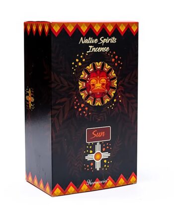 Encens Native Spirits Soleil: abondance. Parfum principal: Ylang-Ylang. article : 14166 EAN : 8720088299548 Conditionnement pour 1 boite : 12 à 15 bâtons de 20 cm environ Poids : 15 gr environ Conditionnement pour 1 carton : 12 paquets de 15 gr chacun Poids total grammes : 442 Certification iso 9001 - iso 14001 - iso 45001 Origines et traçabilités : Inde Heures de combustion : ±45-60 min En épuisement!  le produit ne sera pas renouveler après épuisement du stock 