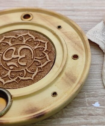 Décoratif et indispensable pour les rituels de purification et les cérémonies avec encens. Brûleur d'encens, orné d'une décoration avec un lotus Om gravé. Convient pour brûler les cônes d'encens et les fins bâtonnets d'encens, comme l'encens indien et japonais. Type de bois : Papri (orme indien) Taille : 10 x 10 x 2.5 cm Couleur : naturel du bois Matériel : Type de bois: Papri (orme indien) Poids total gr : 70-80 gr