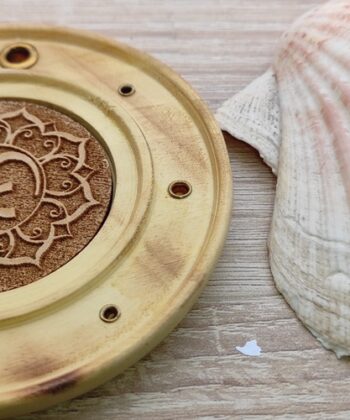Décoratif et indispensable pour les rituels de purification et les cérémonies avec encens. Brûleur d'encens, orné d'une décoration avec un lotus Om gravé. Convient pour brûler les cônes d'encens et les fins bâtonnets d'encens, comme l'encens indien et japonais. Type de bois : Papri (orme indien) Taille : 10 x 10 x 2.5 cm Couleur : naturel du bois Matériel : Type de bois: Papri (orme indien) Poids total gr : 70-80 gr