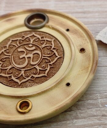 Décoratif et indispensable pour les rituels de purification et les cérémonies avec encens. Brûleur d'encens, orné d'une décoration avec un lotus Om gravé. Convient pour brûler les cônes d'encens et les fins bâtonnets d'encens, comme l'encens indien et japonais. Type de bois : Papri (orme indien) Taille : 10 x 10 x 2.5 cm Couleur : naturel du bois Matériel : Type de bois: Papri (orme indien) Poids total gr : 70-80 gr