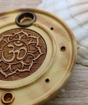 Décoratif et indispensable pour les rituels de purification et les cérémonies avec encens. Brûleur d'encens, orné d'une décoration avec un lotus Om gravé. Convient pour brûler les cônes d'encens et les fins bâtonnets d'encens, comme l'encens indien et japonais. Type de bois : Papri (orme indien) Taille : 10 x 10 x 2.5 cm Couleur : naturel du bois Matériel : Type de bois: Papri (orme indien) Poids total gr : 70-80 gr