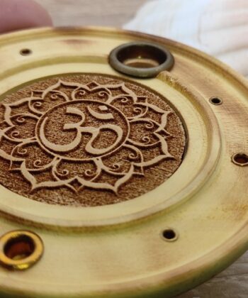 Décoratif et indispensable pour les rituels de purification et les cérémonies avec encens. Brûleur d'encens, orné d'une décoration avec un lotus Om gravé. Convient pour brûler les cônes d'encens et les fins bâtonnets d'encens, comme l'encens indien et japonais. Type de bois : Papri (orme indien) Taille : 10 x 10 x 2.5 cm Couleur : naturel du bois Matériel : Type de bois: Papri (orme indien) Poids total gr : 70-80 gr
