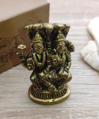 Statue de Dieu hindou du Jeudi Seigneur Vishnu -Matériel : Laiton  /  Taille cm : 5.5 x3.5  /  Poids grammes : 88  /  Couleur : Laiton  /  Poids total gr. : 108  /  Emballage : Boite de carton  /  Pays d'origine : Inde