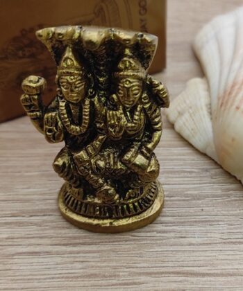 Statue de Dieu hindou du Jeudi Seigneur Vishnu -Matériel : Laiton  /  Taille cm : 5.5 x3.5  /  Poids grammes : 88  /  Couleur : Laiton  /  Poids total gr. : 108  /  Emballage : Boite de carton  /  Pays d'origine : Inde