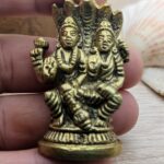 Statue de Dieu hindou du Jeudi Seigneur Vishnu -Matériel : Laiton  /  Taille cm : 5.5 x3.5  /  Poids grammes : 88  /  Couleur : Laiton  /  Poids total gr. : 108  /  Emballage : Boite de carton  /  Pays d'origine : Inde