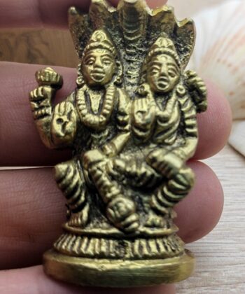 Statue de Dieu hindou du Jeudi Seigneur Vishnu -Matériel : Laiton  /  Taille cm : 5.5 x3.5  /  Poids grammes : 88  /  Couleur : Laiton  /  Poids total gr. : 108  /  Emballage : Boite de carton  /  Pays d'origine : Inde
