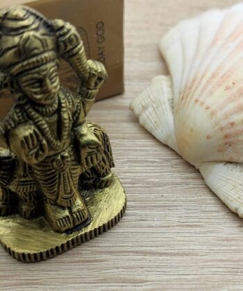 Statue de Dieu hindou du samedi Seigneur Shani : "Dans la mythologie hindoue, chaque jour de la semaine est dédié à un dieu différent, car chaque dieu/déesse a sa propre signification mythologique. Cette statue de dieu hindou miniature en laiton apporte spécifiquement la bonne fortune le jour de son mariage. Informations sur le produit en anglais, néerlandais, allemand, italien, français et espagnol" En Savoir Plus https://chris-therapies.fr/categorie-produit/maison-et-decoration/