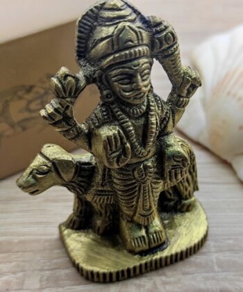 Statue de Dieu hindou du samedi Seigneur Shani : "Dans la mythologie hindoue, chaque jour de la semaine est dédié à un dieu différent, car chaque dieu/déesse a sa propre signification mythologique. Cette statue de dieu hindou miniature en laiton apporte spécifiquement la bonne fortune le jour de son mariage. Informations sur le produit en anglais, néerlandais, allemand, italien, français et espagnol" En Savoir Plus https://chris-therapies.fr/categorie-produit/maison-et-decoration/