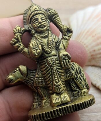 Statue de Dieu hindou du samedi Seigneur Shani : "Dans la mythologie hindoue, chaque jour de la semaine est dédié à un dieu différent, car chaque dieu/déesse a sa propre signification mythologique. Cette statue de dieu hindou miniature en laiton apporte spécifiquement la bonne fortune le jour de son mariage. Informations sur le produit en anglais, néerlandais, allemand, italien, français et espagnol" En Savoir Plus https://chris-therapies.fr/categorie-produit/maison-et-decoration/