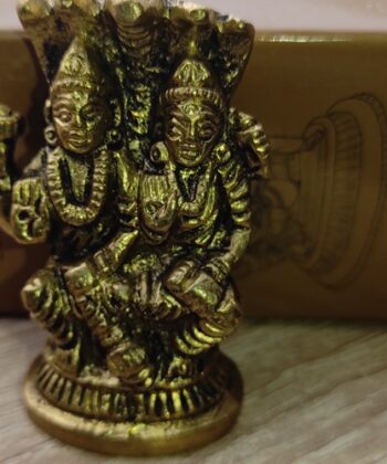 Statue de Dieu hindou du Jeudi Seigneur Vishnu -Matériel : Laiton  /  Taille cm : 5.5 x3.5  /  Poids grammes : 88  /  Couleur : Laiton  /  Poids total gr. : 108  /  Emballage : Boite de carton  /  Pays d'origine : Inde