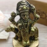 Statue de Dieu hindou du samedi Seigneur Shani : "Dans la mythologie hindoue, chaque jour de la semaine est dédié à un dieu différent, car chaque dieu/déesse a sa propre signification mythologique. Cette statue de dieu hindou miniature en laiton apporte spécifiquement la bonne fortune le jour de son mariage. Informations sur le produit en anglais, néerlandais, allemand, italien, français et espagnol" En Savoir Plus https://chris-therapies.fr/categorie-produit/maison-et-decoration/