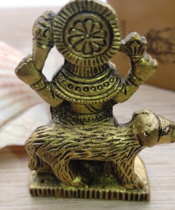 Statue de Dieu hindou du samedi Seigneur Shani : "Dans la mythologie hindoue, chaque jour de la semaine est dédié à un dieu différent, car chaque dieu/déesse a sa propre signification mythologique. Cette statue de dieu hindou miniature en laiton apporte spécifiquement la bonne fortune le jour de son mariage. Informations sur le produit en anglais, néerlandais, allemand, italien, français et espagnol" En Savoir Plus https://chris-therapies.fr/categorie-produit/maison-et-decoration/
