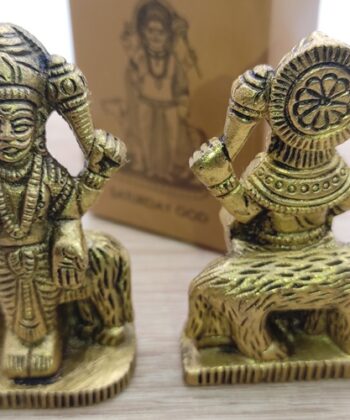 Statue de Dieu hindou du samedi Seigneur Shani : "Dans la mythologie hindoue, chaque jour de la semaine est dédié à un dieu différent, car chaque dieu/déesse a sa propre signification mythologique. Cette statue de dieu hindou miniature en laiton apporte spécifiquement la bonne fortune le jour de son mariage. Informations sur le produit en anglais, néerlandais, allemand, italien, français et espagnol" En Savoir Plus https://chris-therapies.fr/categorie-produit/maison-et-decoration/