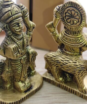 Statue de Dieu hindou du samedi Seigneur Shani : "Dans la mythologie hindoue, chaque jour de la semaine est dédié à un dieu différent, car chaque dieu/déesse a sa propre signification mythologique. Cette statue de dieu hindou miniature en laiton apporte spécifiquement la bonne fortune le jour de son mariage. Informations sur le produit en anglais, néerlandais, allemand, italien, français et espagnol" En Savoir Plus https://chris-therapies.fr/categorie-produit/maison-et-decoration/