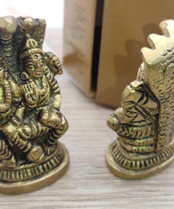 Statue de Dieu hindou du Jeudi Seigneur Vishnu -Matériel : Laiton  /  Taille cm : 5.5 x3.5  /  Poids grammes : 88  /  Couleur : Laiton  /  Poids total gr. : 108  /  Emballage : Boite de carton  /  Pays d'origine : Inde
