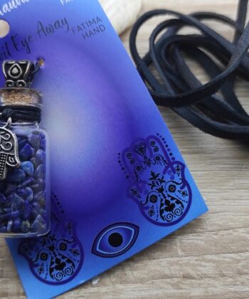 Fiole cadeau en verre sur corde lapis lazuli et khamsa* Matériel : Gemme - Lapis Lazuli Dimension  de la fiole : hauteur 36 mm Poids fiole : 15 gr Poids Total : 20 gr Emballage : Plastique Pays d'origine : Inde *Ce produit est sans nickel, sans plomb et sans cadmium; ce qui signifie donc que ces éléments ne sont pas présents ou dans les quantités limitées autorisées dans les normes européennes de sécurité des produits (REACH).
