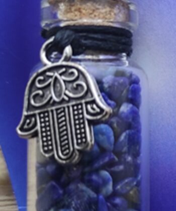 Fiole cadeau en verre sur corde lapis lazuli et khamsa* Matériel : Gemme - Lapis Lazuli Dimension  de la fiole : hauteur 36 mm Poids fiole : 15 gr Poids Total : 20 gr Emballage : Plastique Pays d'origine : Inde *Ce produit est sans nickel, sans plomb et sans cadmium; ce qui signifie donc que ces éléments ne sont pas présents ou dans les quantités limitées autorisées dans les normes européennes de sécurité des produits (REACH).