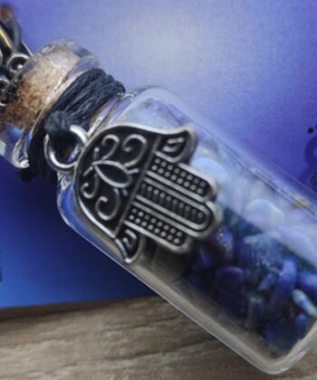 Fiole cadeau en verre sur corde lapis lazuli et khamsa* Matériel : Gemme - Lapis Lazuli Dimension  de la fiole : hauteur 36 mm Poids fiole : 15 gr Poids Total : 20 gr Emballage : Plastique Pays d'origine : Inde *Ce produit est sans nickel, sans plomb et sans cadmium; ce qui signifie donc que ces éléments ne sont pas présents ou dans les quantités limitées autorisées dans les normes européennes de sécurité des produits (REACH).