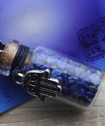 Fiole cadeau en verre sur corde lapis lazuli et khamsa* Matériel : Gemme - Lapis Lazuli Dimension  de la fiole : hauteur 36 mm Poids fiole : 15 gr Poids Total : 20 gr Emballage : Plastique Pays d'origine : Inde *Ce produit est sans nickel, sans plomb et sans cadmium; ce qui signifie donc que ces éléments ne sont pas présents ou dans les quantités limitées autorisées dans les normes européennes de sécurité des produits (REACH).