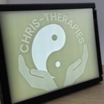 Cadre Photo 3D Lumineux Signé Elvis Canale Parola.  -Hauteur 12.5cm / Largeur 16 cm / Epaisseur 1.5cm -Poids total : 200gr environ -Poids de la plaque seule : 50gr environ -Matériel : Plastique végétal / led /Métal Cadre Photo + 1 Plaque = 25€ Plaque supplémentaire = 5€ unité Cordon USB-C non Fourni. Cette page ne permet pas d'effectuer les commandes. Artisan : Elvis Afin de ne pas empiéter dans la vie privé de l'artiste, et si cette objet vous intéresse, contactez le en premier par sms , si votre demande est sérieuse, il poursuivra les échanges avec vous directement.  SMS : 07 82 48 68 43