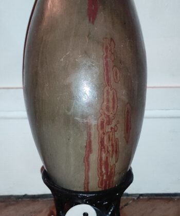 Shiva Lingam ( présenté sur la photo ) Taille : 270 mm x 130 mm ( 27 cm x 13 cm ) Poids :  5718 gr ( 5kg718 ) Chaque Minéral est unique , néanmoins les modèles de 5,5 à 6kg sont au même tarif. soit 176€40 pièce. Les Shiva lingam sont des pierres qui proviennent de la rivière Narmada, un des sept lieux sacrés de pèlerinage hindou au centre ouest de l’Inde. Cette rivière est née de la transpiration de Shiva selon l’histoire. Le Shiva lingam est de couleur marron, beige à rouge. Sa forme ovoïde représente les énergies de Yin et du Yang. Attention : Les propriétés, modes et indications d’utilisation citées sont issues des ouvrages ou sites Internet de référence. Ces informations sont données à titre informatif. Elles ne sauraient en aucun cas constituer une information médicale, ni engager notre responsabilité. Symbole de dieu dans la mythologie indienne, le Shiva lingam est une pierre sacrée. Pierre très apaisante, elle nous permet d'avoir un soutient lors des conflits intérieurs et extérieurs, purifie les mauvaises ondes et nous donne la force de combattre.