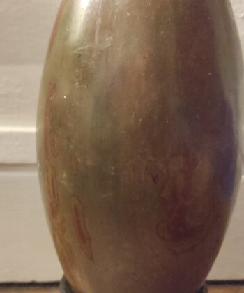 Shiva Lingam ( présenté sur la photo ) Taille : 270 mm x 130 mm ( 27 cm x 13 cm ) Poids :  5718 gr ( 5kg718 ) Chaque Minéral est unique , néanmoins les modèles de 5,5 à 6kg sont au même tarif. soit 176€40 pièce. Les Shiva lingam sont des pierres qui proviennent de la rivière Narmada, un des sept lieux sacrés de pèlerinage hindou au centre ouest de l’Inde. Cette rivière est née de la transpiration de Shiva selon l’histoire. Le Shiva lingam est de couleur marron, beige à rouge. Sa forme ovoïde représente les énergies de Yin et du Yang. Attention : Les propriétés, modes et indications d’utilisation citées sont issues des ouvrages ou sites Internet de référence. Ces informations sont données à titre informatif. Elles ne sauraient en aucun cas constituer une information médicale, ni engager notre responsabilité. Symbole de dieu dans la mythologie indienne, le Shiva lingam est une pierre sacrée. Pierre très apaisante, elle nous permet d'avoir un soutient lors des conflits intérieurs et extérieurs, purifie les mauvaises ondes et nous donne la force de combattre.