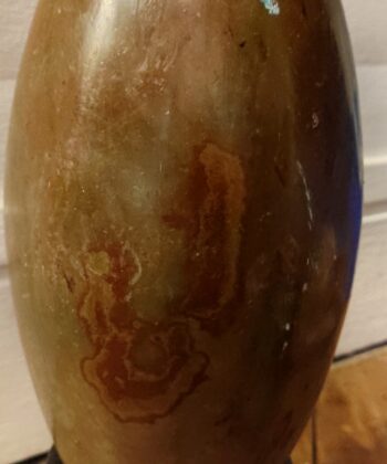 Shiva Lingam ( présenté sur la photo ) Taille : 270 mm x 130 mm ( 27 cm x 13 cm ) Poids :  5718 gr ( 5kg718 ) Chaque Minéral est unique , néanmoins les modèles de 5,5 à 6kg sont au même tarif. soit 176€40 pièce. Les Shiva lingam sont des pierres qui proviennent de la rivière Narmada, un des sept lieux sacrés de pèlerinage hindou au centre ouest de l’Inde. Cette rivière est née de la transpiration de Shiva selon l’histoire. Le Shiva lingam est de couleur marron, beige à rouge. Sa forme ovoïde représente les énergies de Yin et du Yang. Attention : Les propriétés, modes et indications d’utilisation citées sont issues des ouvrages ou sites Internet de référence. Ces informations sont données à titre informatif. Elles ne sauraient en aucun cas constituer une information médicale, ni engager notre responsabilité. Symbole de dieu dans la mythologie indienne, le Shiva lingam est une pierre sacrée. Pierre très apaisante, elle nous permet d'avoir un soutient lors des conflits intérieurs et extérieurs, purifie les mauvaises ondes et nous donne la force de combattre.