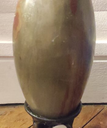 Shiva Lingam ( présenté sur la photo ) Taille : 270 mm x 130 mm ( 27 cm x 13 cm ) Poids :  5718 gr ( 5kg718 ) Chaque Minéral est unique , néanmoins les modèles de 5,5 à 6kg sont au même tarif. soit 176€40 pièce. Les Shiva lingam sont des pierres qui proviennent de la rivière Narmada, un des sept lieux sacrés de pèlerinage hindou au centre ouest de l’Inde. Cette rivière est née de la transpiration de Shiva selon l’histoire. Le Shiva lingam est de couleur marron, beige à rouge. Sa forme ovoïde représente les énergies de Yin et du Yang. Attention : Les propriétés, modes et indications d’utilisation citées sont issues des ouvrages ou sites Internet de référence. Ces informations sont données à titre informatif. Elles ne sauraient en aucun cas constituer une information médicale, ni engager notre responsabilité. Symbole de dieu dans la mythologie indienne, le Shiva lingam est une pierre sacrée. Pierre très apaisante, elle nous permet d'avoir un soutient lors des conflits intérieurs et extérieurs, purifie les mauvaises ondes et nous donne la force de combattre.