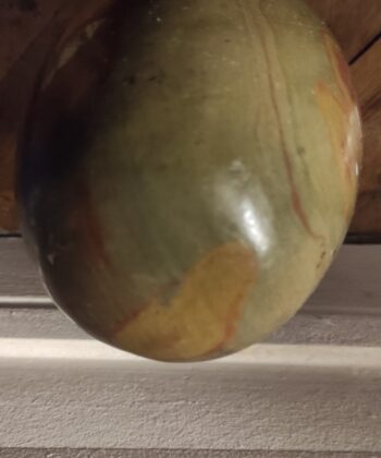 Shiva Lingam ( présenté sur la photo ) Taille : 270 mm x 130 mm ( 27 cm x 13 cm ) Poids :  5718 gr ( 5kg718 ) Chaque Minéral est unique , néanmoins les modèles de 5,5 à 6kg sont au même tarif. soit 176€40 pièce. Les Shiva lingam sont des pierres qui proviennent de la rivière Narmada, un des sept lieux sacrés de pèlerinage hindou au centre ouest de l’Inde. Cette rivière est née de la transpiration de Shiva selon l’histoire. Le Shiva lingam est de couleur marron, beige à rouge. Sa forme ovoïde représente les énergies de Yin et du Yang. Attention : Les propriétés, modes et indications d’utilisation citées sont issues des ouvrages ou sites Internet de référence. Ces informations sont données à titre informatif. Elles ne sauraient en aucun cas constituer une information médicale, ni engager notre responsabilité. Symbole de dieu dans la mythologie indienne, le Shiva lingam est une pierre sacrée. Pierre très apaisante, elle nous permet d'avoir un soutient lors des conflits intérieurs et extérieurs, purifie les mauvaises ondes et nous donne la force de combattre.