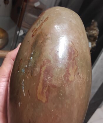 Shiva Lingam ( présenté sur la photo ) Taille : 270 mm x 130 mm ( 27 cm x 13 cm ) Poids :  5718 gr ( 5kg718 ) Chaque Minéral est unique , néanmoins les modèles de 5,5 à 6kg sont au même tarif. soit 176€40 pièce. Les Shiva lingam sont des pierres qui proviennent de la rivière Narmada, un des sept lieux sacrés de pèlerinage hindou au centre ouest de l’Inde. Cette rivière est née de la transpiration de Shiva selon l’histoire. Le Shiva lingam est de couleur marron, beige à rouge. Sa forme ovoïde représente les énergies de Yin et du Yang. Attention : Les propriétés, modes et indications d’utilisation citées sont issues des ouvrages ou sites Internet de référence. Ces informations sont données à titre informatif. Elles ne sauraient en aucun cas constituer une information médicale, ni engager notre responsabilité. Symbole de dieu dans la mythologie indienne, le Shiva lingam est une pierre sacrée. Pierre très apaisante, elle nous permet d'avoir un soutient lors des conflits intérieurs et extérieurs, purifie les mauvaises ondes et nous donne la force de combattre.