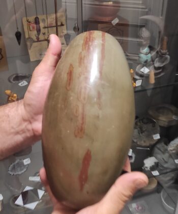 Shiva Lingam ( présenté sur la photo ) Taille : 270 mm x 130 mm ( 27 cm x 13 cm ) Poids :  5718 gr ( 5kg718 ) Chaque Minéral est unique , néanmoins les modèles de 5,5 à 6kg sont au même tarif. soit 176€40 pièce. Les Shiva lingam sont des pierres qui proviennent de la rivière Narmada, un des sept lieux sacrés de pèlerinage hindou au centre ouest de l’Inde. Cette rivière est née de la transpiration de Shiva selon l’histoire. Le Shiva lingam est de couleur marron, beige à rouge. Sa forme ovoïde représente les énergies de Yin et du Yang. Attention : Les propriétés, modes et indications d’utilisation citées sont issues des ouvrages ou sites Internet de référence. Ces informations sont données à titre informatif. Elles ne sauraient en aucun cas constituer une information médicale, ni engager notre responsabilité. Symbole de dieu dans la mythologie indienne, le Shiva lingam est une pierre sacrée. Pierre très apaisante, elle nous permet d'avoir un soutient lors des conflits intérieurs et extérieurs, purifie les mauvaises ondes et nous donne la force de combattre.