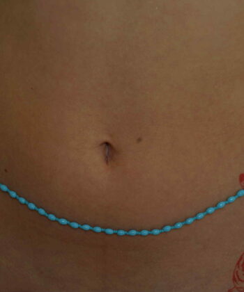Bijoux de Corps pour Adultes A partir de 79.90€ le bijou de corps pour adultes. Bijoux up'cyclé, Tous les bijoux de corps réalisés par Sophie Lamure sont des pièces uniques. Vous avez la possibilité de les faire réaliser sur mesure et selon votre goût, par la créatrice. N'hésitez pas à la contacter pour vos projets de bijoux personnels.