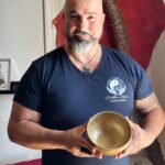 Spécificités du Bol Tibétain en Bronze gravé OM : Bol Tibétain en Bronze : Dimension : 17 cm environ Poids : entre 800 et 900 gr Pays d'origine : Inde Attention : tous nos bols chantants faits à la main sont triés par poids. Le diamètre mentionné est une indication approximative, afin que vous ayez une idée générale de la largeur du bol. Bol chantant Tibétain OM: original - avec le symbole OM gravé à l'intérieur Ohm' est considéré comme le son primordial ou le son de la création dans diverses traditions spirituelles, notamment l'hindouisme et le bouddhisme. - On pense que c'est le son qui a résonné au début de l'univers et qu'il est l'essence de tous les sons existants. Les maillets doivent être commandés séparément, voir : https://chris-therapies.fr/categorie-produit/bols-chantants-et-plus/