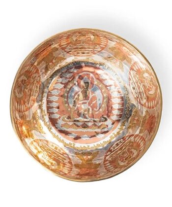 Spécificités du Bol chantant plaqué argent Bouddha Shakyamuni : Dimension : 30 cm environ Poids : 2600-2800 gr (2.6 - 2.8 kg) environ Attention : les bols chantants plaqué argent sont vendus à la pièce, le poids peut varier. Matériel :Bronze argenté Poids total gr. :2920 Emballage :Pochette en tissus Pays d'origine : Népal Veuillez noter : Tous nos bols chantants faits à la main sont triés par poids. Le diamètre indiqué est une valeur approximative destinée à donner une idée générale de la largeur du bol. Le bâton de frottement doit être commandé séparément. Bol chantant plaqué argent orné d'images gravées du Bouddha Shakyamuni et des cinq bouddhas Dhyani. Le bol est en outre décoré de symboles de bon augure tels que le double dorje, le lotus et le nœud sans fin, ainsi que le mantra de compassion « Om Mani Pad Me Hum ». Le placage argent est appliqué selon un processus électrochimique minutieux, enveloppant chaque bol d'une couche brillante d'argent pur qui enrichit son ton et ses vibrations. Un maillet à frotter en feutre assorti doit être commandé séparément. Attention : Les maillets doivent être commandés séparément : https://chris-therapies.fr/categorie-produit/bols-chantants-et-plus/