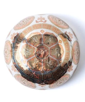 Spécificités du Bol chantant plaqué argent Bouddha Shakyamuni : Dimension : 30 cm environ Poids : 2600-2800 gr (2.6 - 2.8 kg) environ Attention : les bols chantants plaqué argent sont vendus à la pièce, le poids peut varier. Matériel :Bronze argenté Poids total gr. :2920 Emballage :Pochette en tissus Pays d'origine : Népal Veuillez noter : Tous nos bols chantants faits à la main sont triés par poids. Le diamètre indiqué est une valeur approximative destinée à donner une idée générale de la largeur du bol. Le bâton de frottement doit être commandé séparément. Bol chantant plaqué argent orné d'images gravées du Bouddha Shakyamuni et des cinq bouddhas Dhyani. Le bol est en outre décoré de symboles de bon augure tels que le double dorje, le lotus et le nœud sans fin, ainsi que le mantra de compassion « Om Mani Pad Me Hum ». Le placage argent est appliqué selon un processus électrochimique minutieux, enveloppant chaque bol d'une couche brillante d'argent pur qui enrichit son ton et ses vibrations. Un maillet à frotter en feutre assorti doit être commandé séparément. Attention : Les maillets doivent être commandés séparément : https://chris-therapies.fr/categorie-produit/bols-chantants-et-plus/