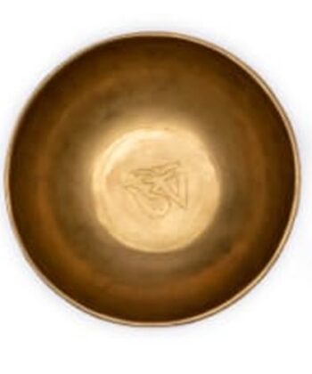 Spécificités du Bol Tibétain en Bronze gravé OM : Bol Tibétain en Bronze : Dimension : 17 cm environ Poids : entre 800 et 900 gr Pays d'origine : Inde Attention : tous nos bols chantants faits à la main sont triés par poids. Le diamètre mentionné est une indication approximative, afin que vous ayez une idée générale de la largeur du bol. Bol chantant Tibétain OM: original - avec le symbole OM gravé à l'intérieur Ohm' est considéré comme le son primordial ou le son de la création dans diverses traditions spirituelles, notamment l'hindouisme et le bouddhisme. - On pense que c'est le son qui a résonné au début de l'univers et qu'il est l'essence de tous les sons existants. Les maillets doivent être commandés séparément, voir : https://chris-therapies.fr/categorie-produit/bols-chantants-et-plus/