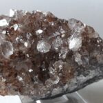 Druse en Quartz Fumé : "Les Druses de Quartz permettent également de recharger les autres pierres ou bijoux, car c'est l’un des cristaux les plus efficaces pour l’ancrage et le nettoyage. il permet la liaison entre le spirituel et le chakra racine." Provenance: Rio Grande do Sul (Brésil) Dimension: 90x60x35 mm Poids: 182gr env D'autres pièces sont aussi disponibles. N'hésitez pas à nous contacter pour nous faire part de vos souhaits. Nous nous efforcerons d'y répondre le plus précisément possible. Photo / vidéo contractuelle - Vous recevrez la pierre qui est en photo (et/ou vidéo) Les Photos présentées sont la propriété exclusive de Chris-Thérapies.