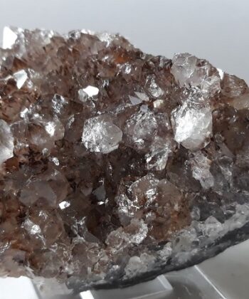 Druse en Quartz Fumé : "Les Druses de Quartz permettent également de recharger les autres pierres ou bijoux, car c'est l’un des cristaux les plus efficaces pour l’ancrage et le nettoyage. il permet la liaison entre le spirituel et le chakra racine." Provenance: Rio Grande do Sul (Brésil) Dimension: 90x60x35 mm Poids: 182gr env D'autres pièces sont aussi disponibles. N'hésitez pas à nous contacter pour nous faire part de vos souhaits. Nous nous efforcerons d'y répondre le plus précisément possible. Photo / vidéo contractuelle - Vous recevrez la pierre qui est en photo (et/ou vidéo) Les Photos présentées sont la propriété exclusive de Chris-Thérapies.